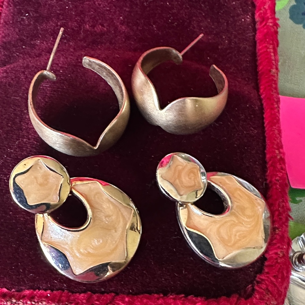 1980’ Vintage Mixed Resin gold tone  & Dangle Earrings - Pink, Purple, Cream - Picture 15 of 16